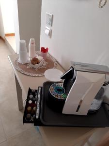 加利波利B&B Fiore的桌子上的一个咖啡壶
