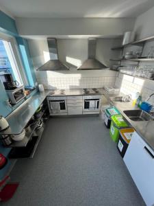 波多波多旅舍的厨房配有不锈钢用具和柜台