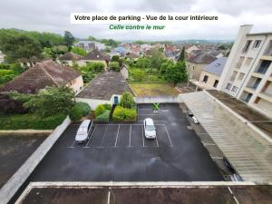 布里夫拉盖亚尔德DL LES 4 SAISONS - Meublé Tourisme 3 Etoiles的停车场有两辆车停放在里面