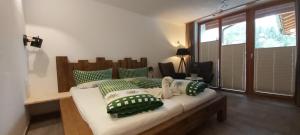 比伯维尔Zugspitzchalets的一间卧室配有带绿色和白色枕头的床