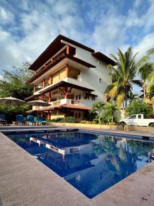 锡瓦塔塔内霍Villa el Arca的一座带游泳池的度假村,位于一座建筑前