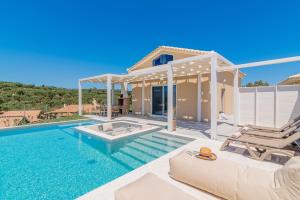普莱诺斯Spartakos Luxury Villa 1的一座带游泳池和房子的别墅