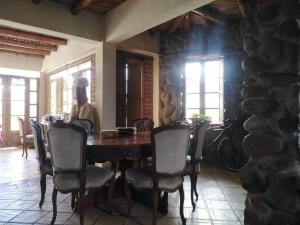 SutamarchánHermoso lugar familiar cerca a Villa de Leyva的一间带木桌和椅子的用餐室