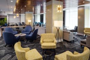 华盛顿Holiday Inn Express - Washington DC Downtown, an IHG Hotel的大堂设有椅子和等候室