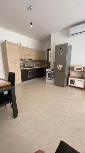 圣保罗湾城Cristina Home的一个带洗衣机和烘干机的大厨房