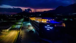 佩尼多Hotel Titanic Penedo的夜间停泊在码头的大船