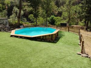 PorreraMas D'en Gregori的草坪中间的游泳池