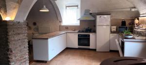 PorreraMas D'en Gregori的厨房配有白色橱柜和白色冰箱。