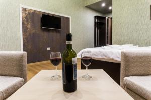 萨马拉尼萨酒店的一张桌子上放着一瓶葡萄酒,放上两杯