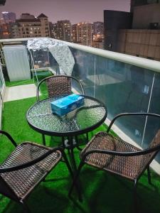 迪拜GRACE BEDSPACE, HOSTEL AND ACCOMODATIONS的美景阳台配有桌椅