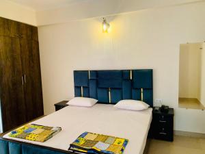 瓦拉纳西Tranquil (Near Ghats and Temple)的一间卧室配有一张大床和蓝色床头板