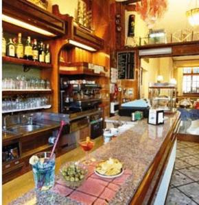 斯特雷萨伊莱娜酒店的厨房设有酒吧,在吧台上喝一杯