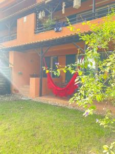 AroeiraCharmoso apartamento na Herdade da Aroeira的外面有红色吊床的房子