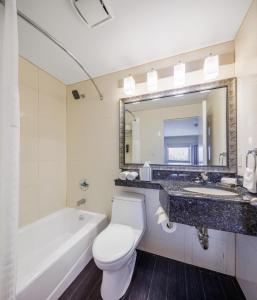 布鲁克林The Lodge Red Hook的浴室配有卫生间、盥洗盆和浴缸。