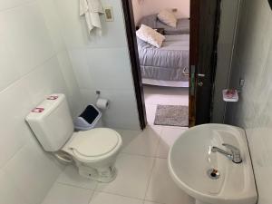 LuqueLas Salinas Hostal的一间带卫生间、水槽和镜子的浴室