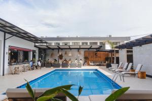 圣何塞圣荷塞KC酒店的一座带庭院的游泳池和一座建筑