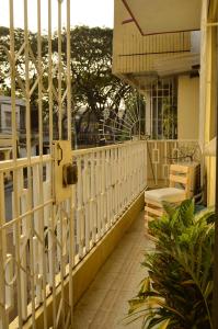 瓜亚基尔Pachamac House的阳台设有白色的围栏,部分种植了植物