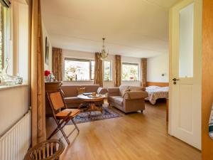 霍恩Comfy holiday home in Hoorn with garden的客厅配有沙发和桌子