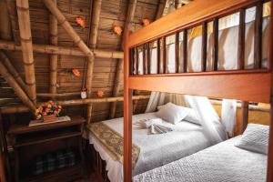 杰里科Chalet Ecoturismo La Nohelia的小木屋内一间卧室配有两张双层床