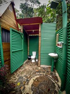 米卡ECO Cabin - TANOA Minca的绿色浴室设有卫生间和水槽
