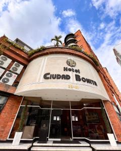布卡拉曼加Hotel Ciudad Bonita的建筑前方的瓜达拉哈拉标志酒店