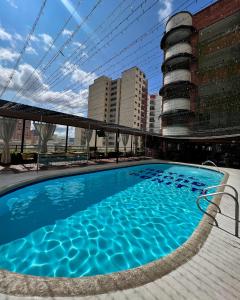 布卡拉曼加Hotel Ciudad Bonita的建筑物屋顶上的游泳池