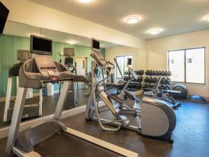 Gas City盖斯智选假日酒店的健身房设有两台跑步机和跑步机