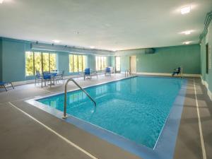 Gas City盖斯智选假日酒店的一个带桌椅的房间的大型游泳池