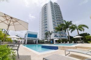 璜多里奥Elegante Blue Marine Apartamento Juan Dolio的一座带游泳池和高楼的酒店