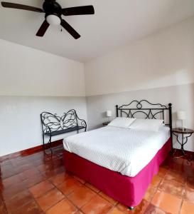 格拉纳达Hotel Jardín Garden de Granada Nicaragua的一间卧室配有一张床和吊扇