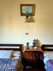 亚历山大Clement's House Hostel的一间卧室配有两张床和一张带镜子的桌子