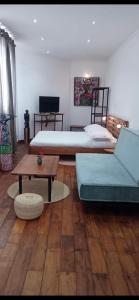安齐拉贝马斯罗伊公寓式酒店的客厅配有两张床和一张桌子