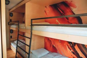 KaylDen Alen Arbed's Büro的双层床间 - 带两张双层床和一幅画