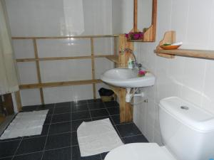 江比阿阿姆卡别墅的浴室配有白色卫生间和盥洗盆。