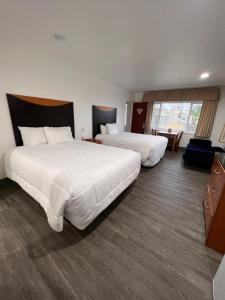 圣巴巴拉城市和乡村旅馆的酒店客房带两张床和一个客厅
