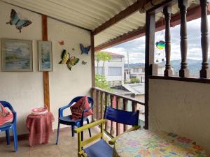 圣弗朗西斯科El Rinconcito Feliz的阳台配有椅子、桌子和蝴蝶。