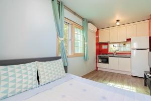 西归浦市艺术之家度假屋的一间小厨房,在房间内配有一张床