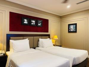河内蒙德酒店的两间相邻的床铺位于酒店客房内
