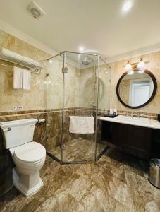河内蒙德酒店的浴室配有卫生间、淋浴和盥洗盆。