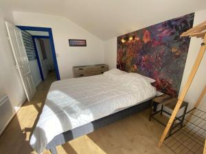 贝诺代Maison Bénodet, 3 pièces, 4 personnes - FR-1-481-125的一间卧室配有一张壁画床