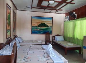 圣维森特费兰科旅者宾馆的客房设有两张床、一张沙发和一幅画作