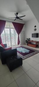 Rantau PanjangHOMESTAY HAIKALHAIDAR的带沙发和吊扇的客厅