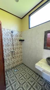 乌鲁瓦图萨塔利亚简易别墅酒店的带淋浴和盥洗盆的浴室
