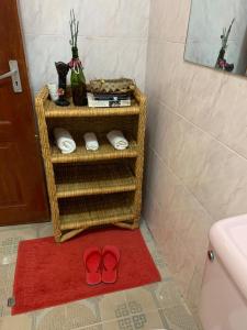 内罗毕Teresita Home的浴室里红色地毯上的一双红色鞋子