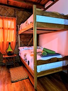 卡诺阿Hostal Olmito Canoa的一间卧室配有两张双层床。