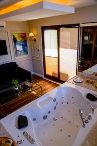 Gokcedere黑鸟Spa酒店的客厅设有大浴缸