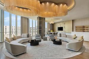 上海上海临港雅辰酒店的一个带沙发和大吊灯的大型大堂