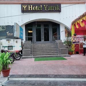 占西Hotel Yatrik的大楼前带楼梯的酒店庭院