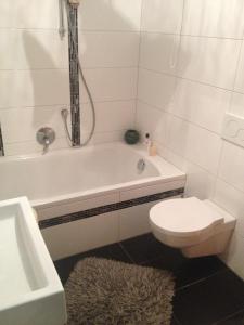 希尔沙伊德雷娜特斯特朗霍夫公寓的带浴缸、卫生间和盥洗盆的浴室