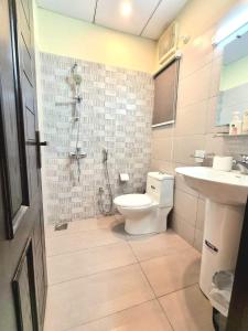 拉瓦尔品第Comfortable & Lovely 1 Bed Apt In Bahria Town的一间带卫生间和水槽的浴室